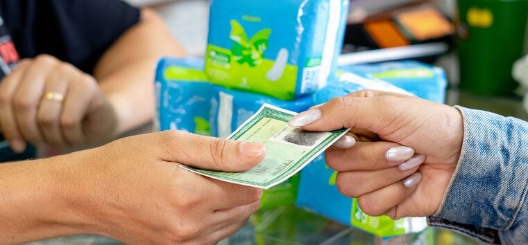 Ministério vai avisar população por Whatsapp sobre oferta gratuita de absorventes