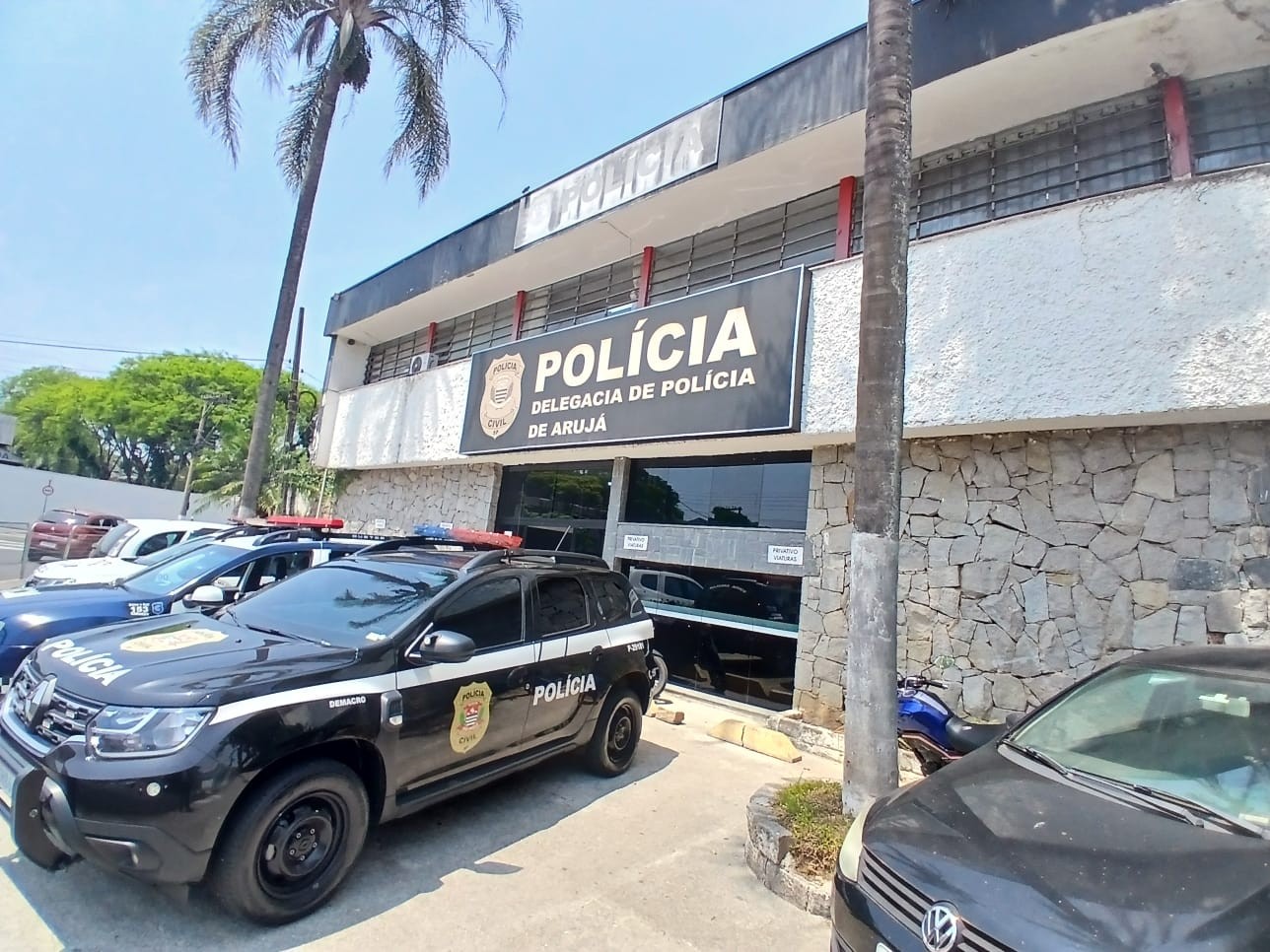 Homem agride e tenta enforcar ex-padrasto com mangueira após briga em Arujá