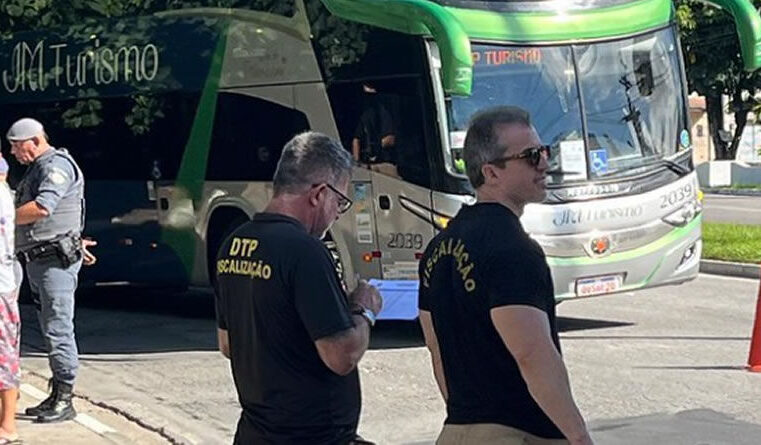 Guarujá suspende entrada de ônibus e vans durante o Réveillon