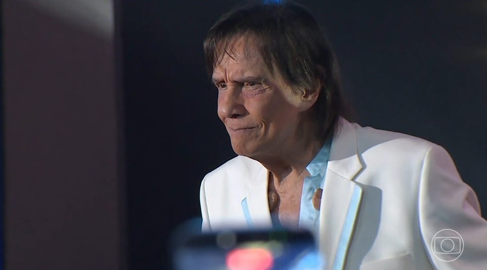 Roberto Carlos sofre acidente com Cadillac durante gravação do especial da Globo