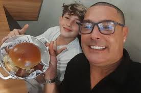 Vavá surge irreconhecível após harmonização e transplante capilar