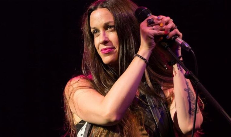 Alanis Morissette emociona ao lançar versão especial de “Ave Maria”