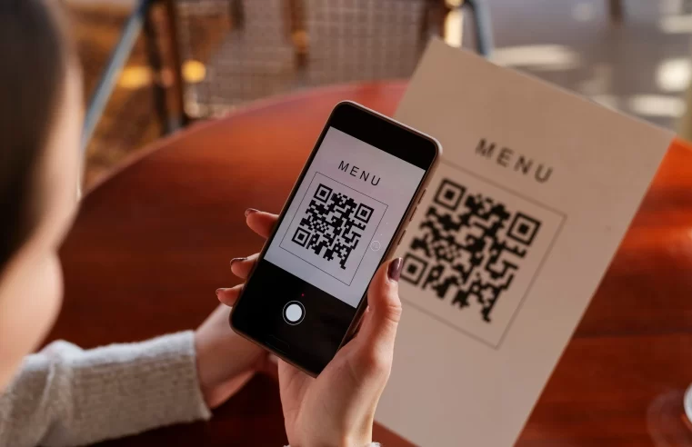 Tarcísio veta obrigatoriedade de cardápio de papel em restaurantes de SP