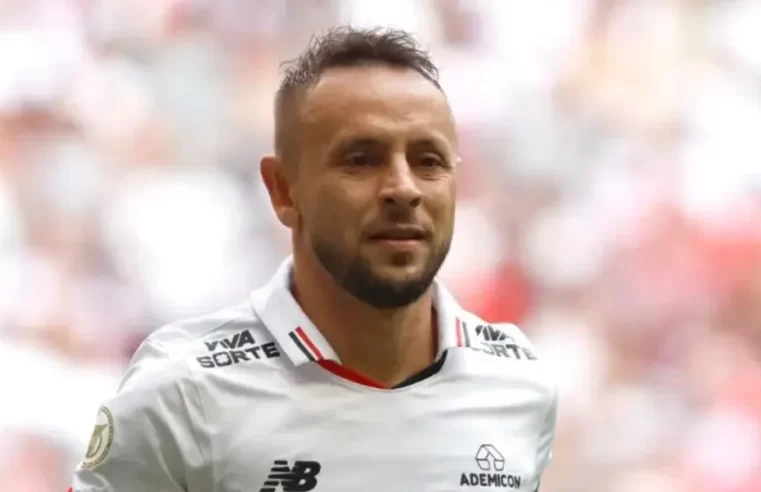 Rafinha anuncia retorno para o São Paulo