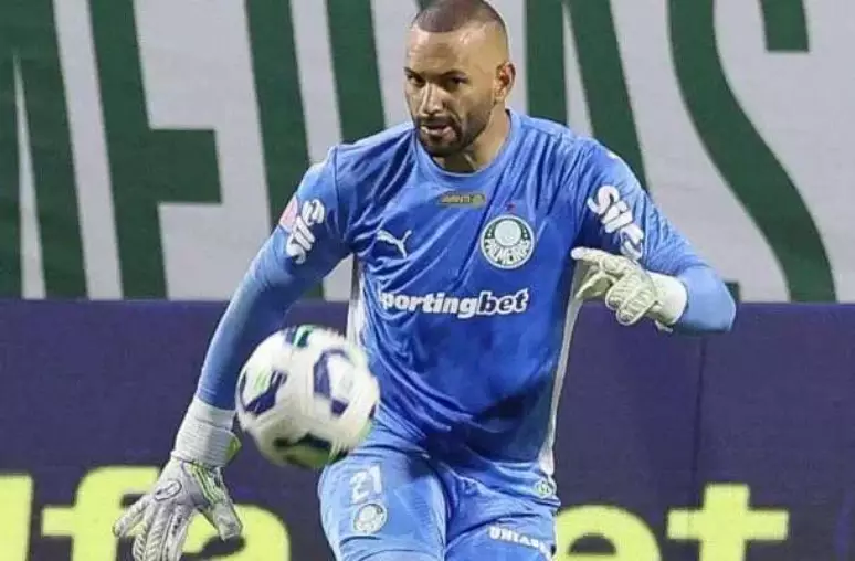 Weverton encaminha acerto com Grêmio após liberação do Palmeiras