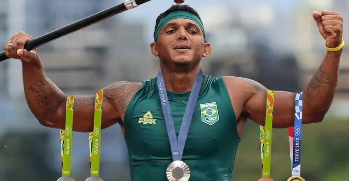 Isaquias Queiroz fica sem clube após Flamengo encerrar investimentos na canoagem 