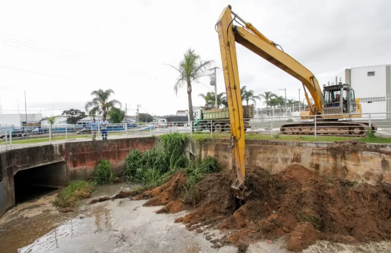Poá intensifica limpeza de córregos e rios para prevenção de enchentes