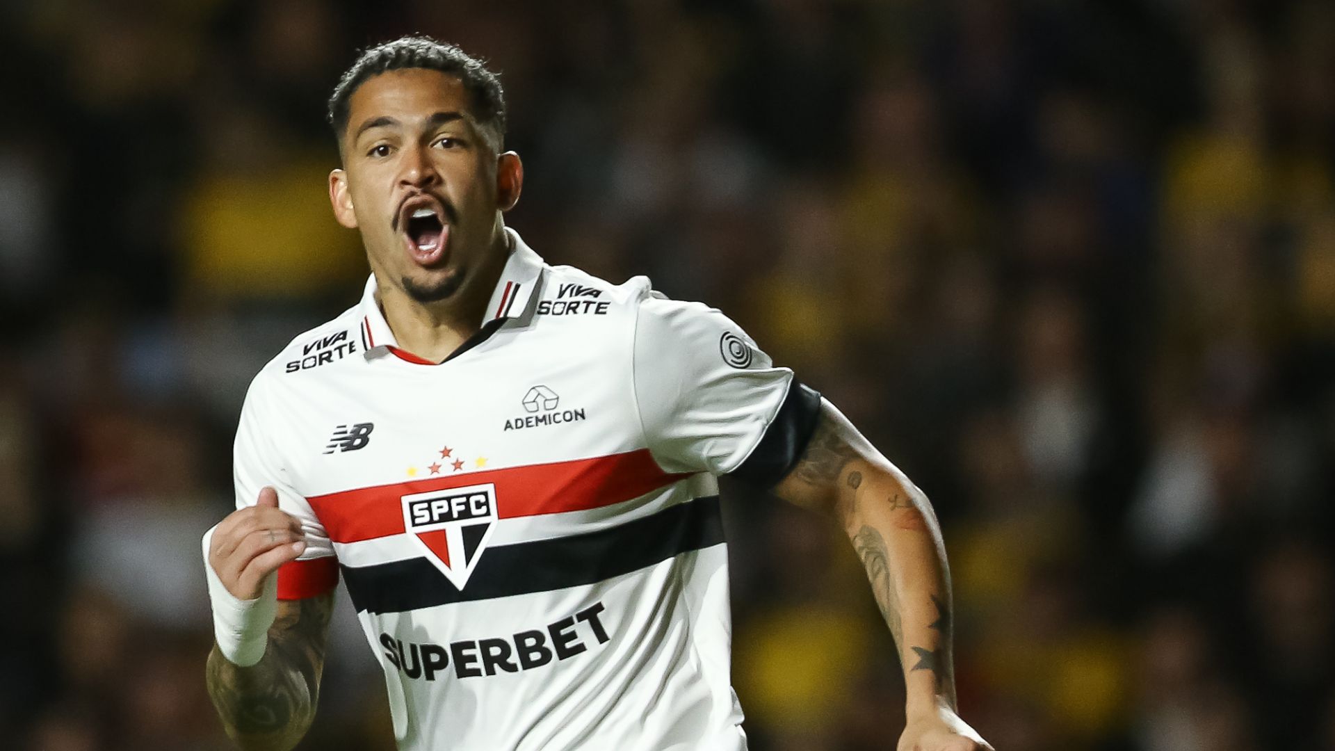 São Paulo anuncia renovação de contrato com atacante Luciano