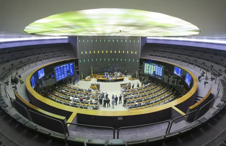 Deputados aprovam reajuste salarial para servidores da Câmara e do Senado