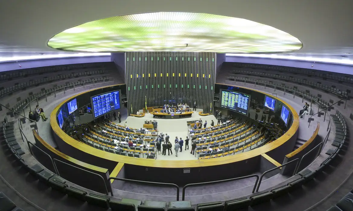 Deputados aprovam reajuste salarial para servidores da Câmara e do Senado
