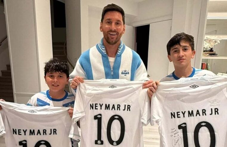 Messi recebe de Neymar camisa do Santos
