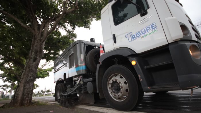 ‘Megamutirão de Zeladoria’ é reforçado com chegada de caminhão varredeira em Suzano