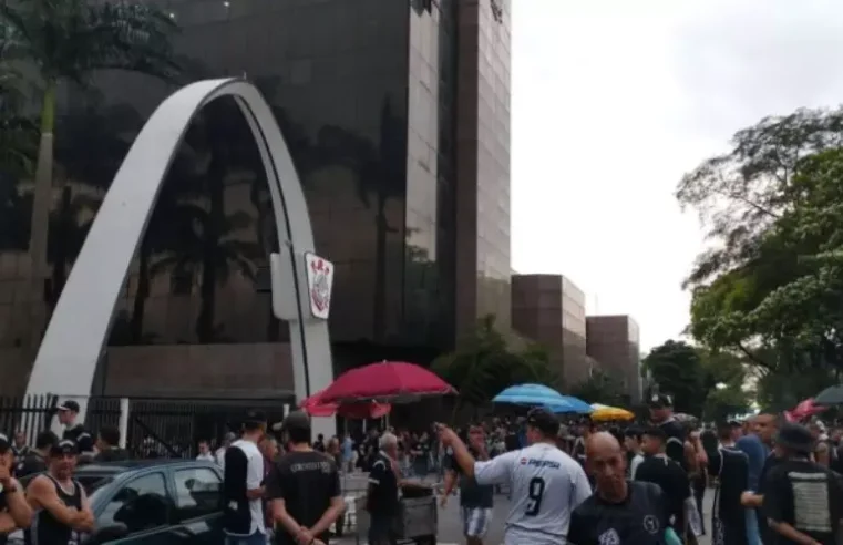 Sócios do Corinthians pedem intervenção judicial no clube