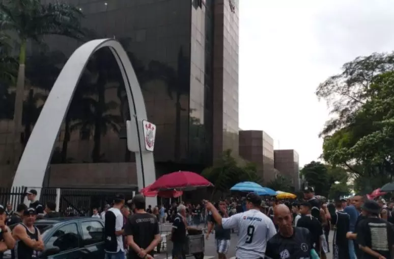 Sócios do Corinthians pedem intervenção judicial no clube