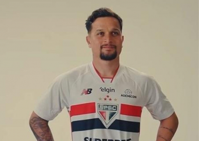 Artur exalta companheiros e torcida na chegada ao São Paulo