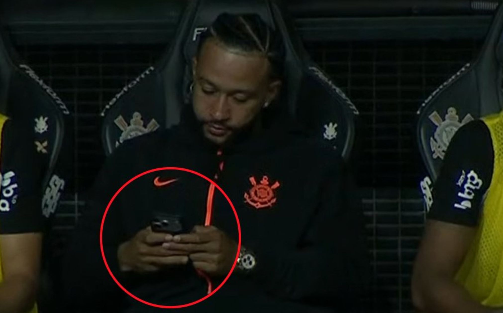 Memphis recebe apenas advertência por uso de celular no banco