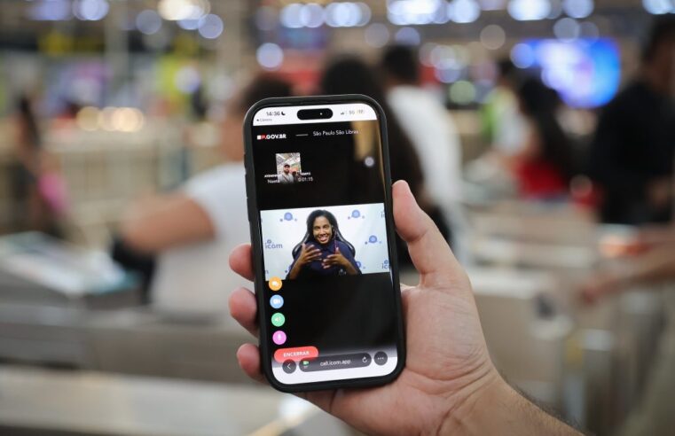Passageiros surdos terão atendimento em Libras por videochamada no Metrô de SP