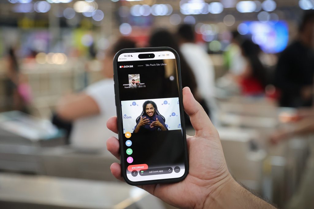 Passageiros surdos terão atendimento em Libras por videochamada no Metrô de SP