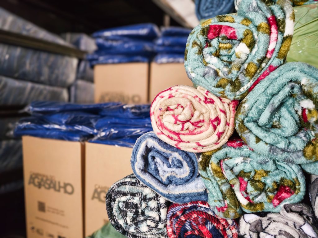 Comércios e condomínios podem ser pontos de coleta na Campanha do Agasalho SP 2026