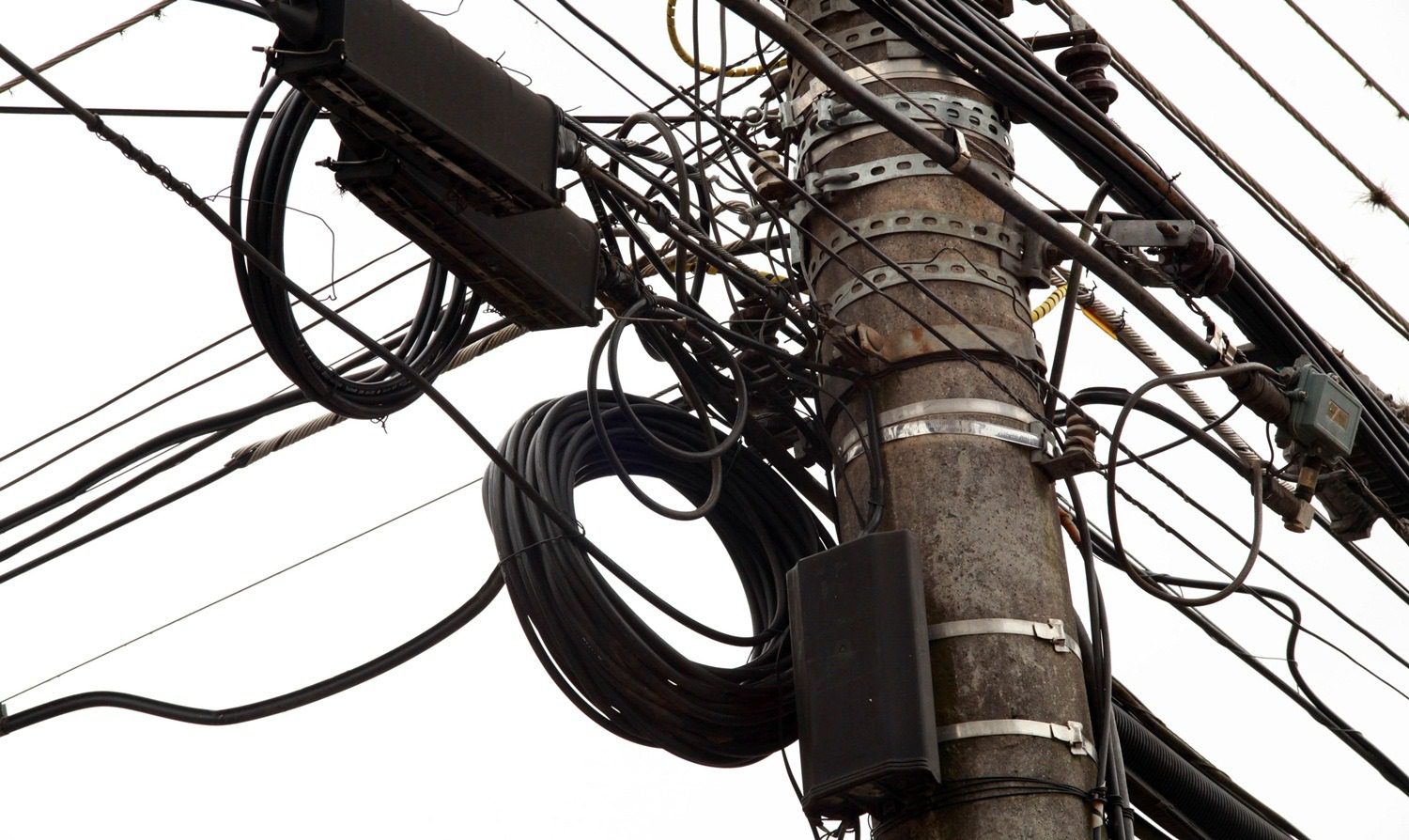 Em Suzano nova lei obriga identificação de fiação aérea por cores