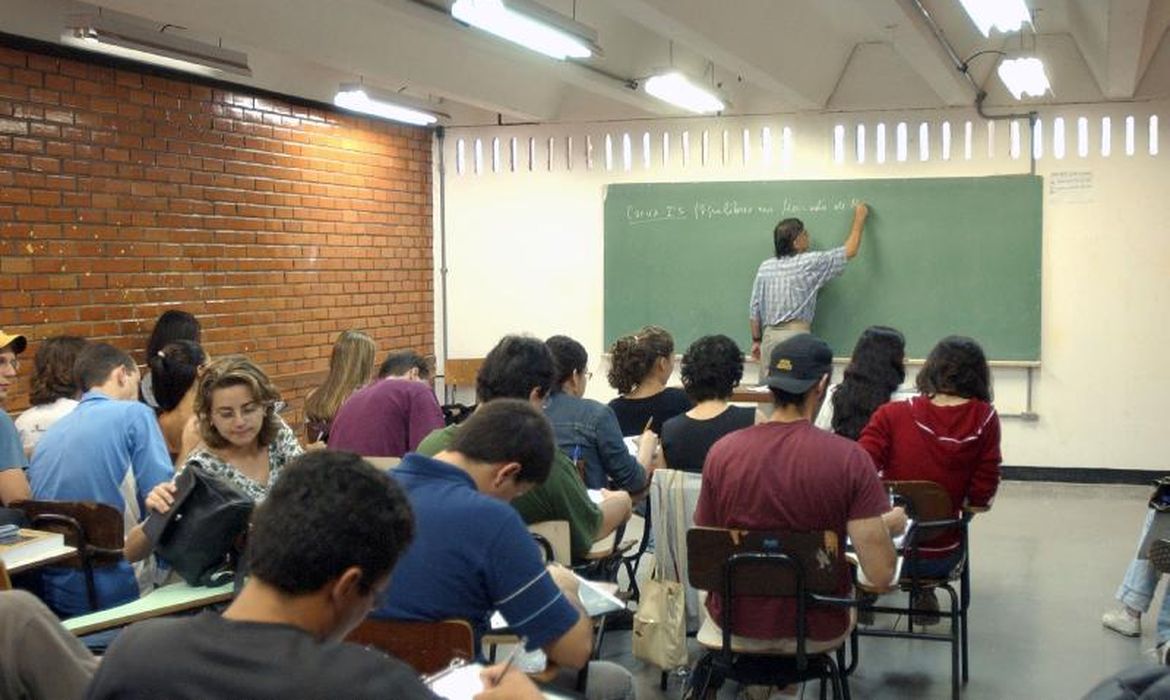 STF decide piso nacional para professores temporários