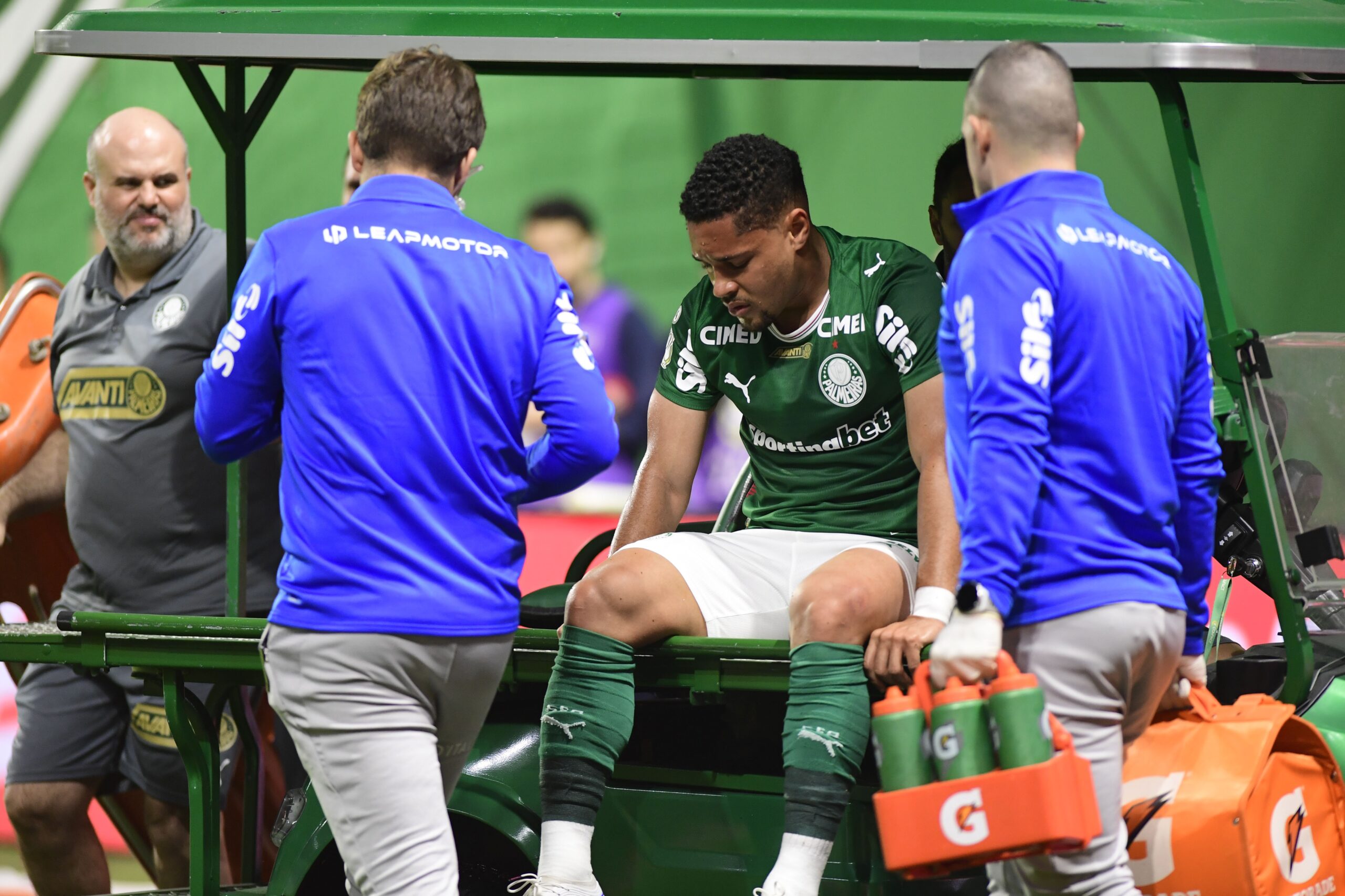 Vitor Roque passará por cirurgia após sofrer nova lesão na Copa do Brasil