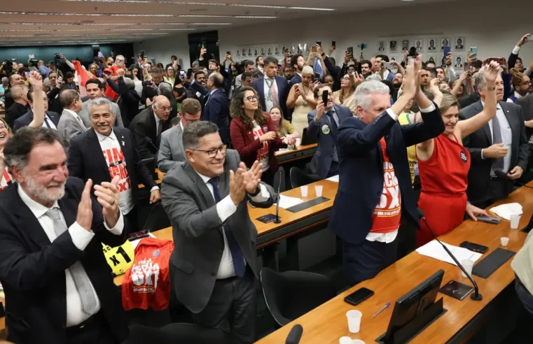 Comissão aprova relatório de PEC que acaba com escala 6X1