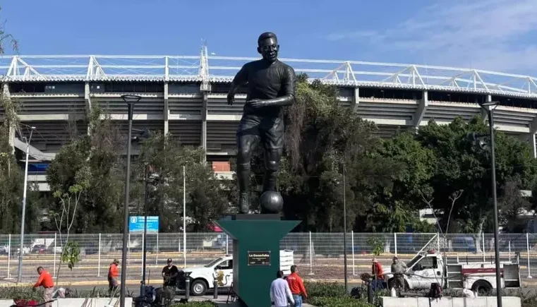 Pelé ganha estátua gigante em frente a estádio no México