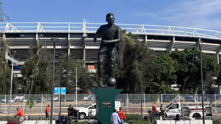 Pelé ganha estátua gigante em frente a estádio no México