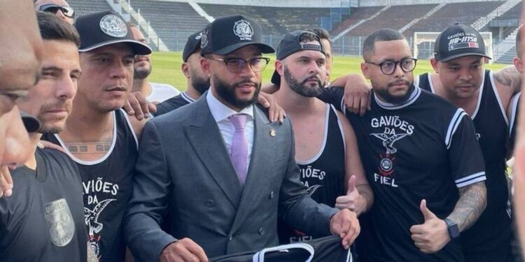 Organizada do Corinthians se reúne com Memphis