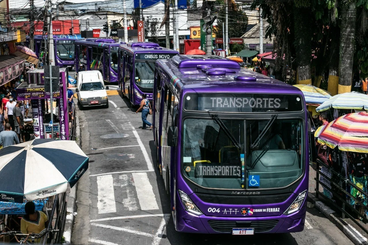 Ferraz moderniza transporte com ônibus equipados e Wi-Fi