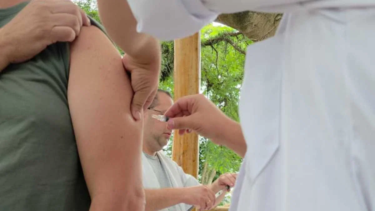 Poá libera vacina da gripe para toda a população 