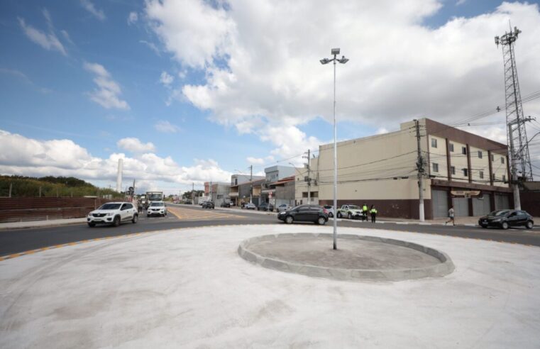 Avenida Senador Roberto Simonsen, em Suzano, ganha rotatória e novo semáforo