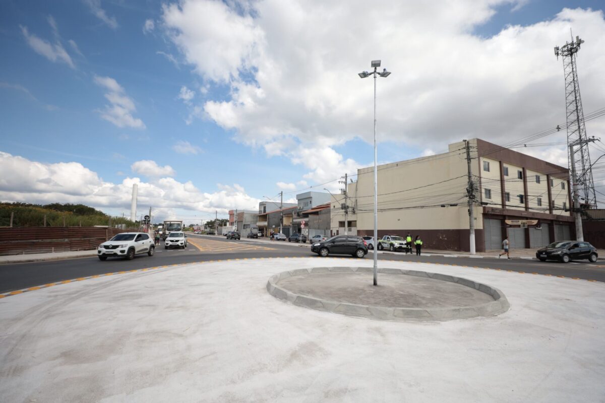 Avenida Senador Roberto Simonsen, em Suzano, ganha rotatória e novo semáforo