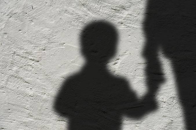 Órfãos de vítimas de feminicídio terão direito a pensão do INSS