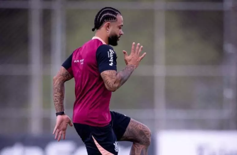 Depay aceita dois anos de contrato, mas Corinthians exige exames antes